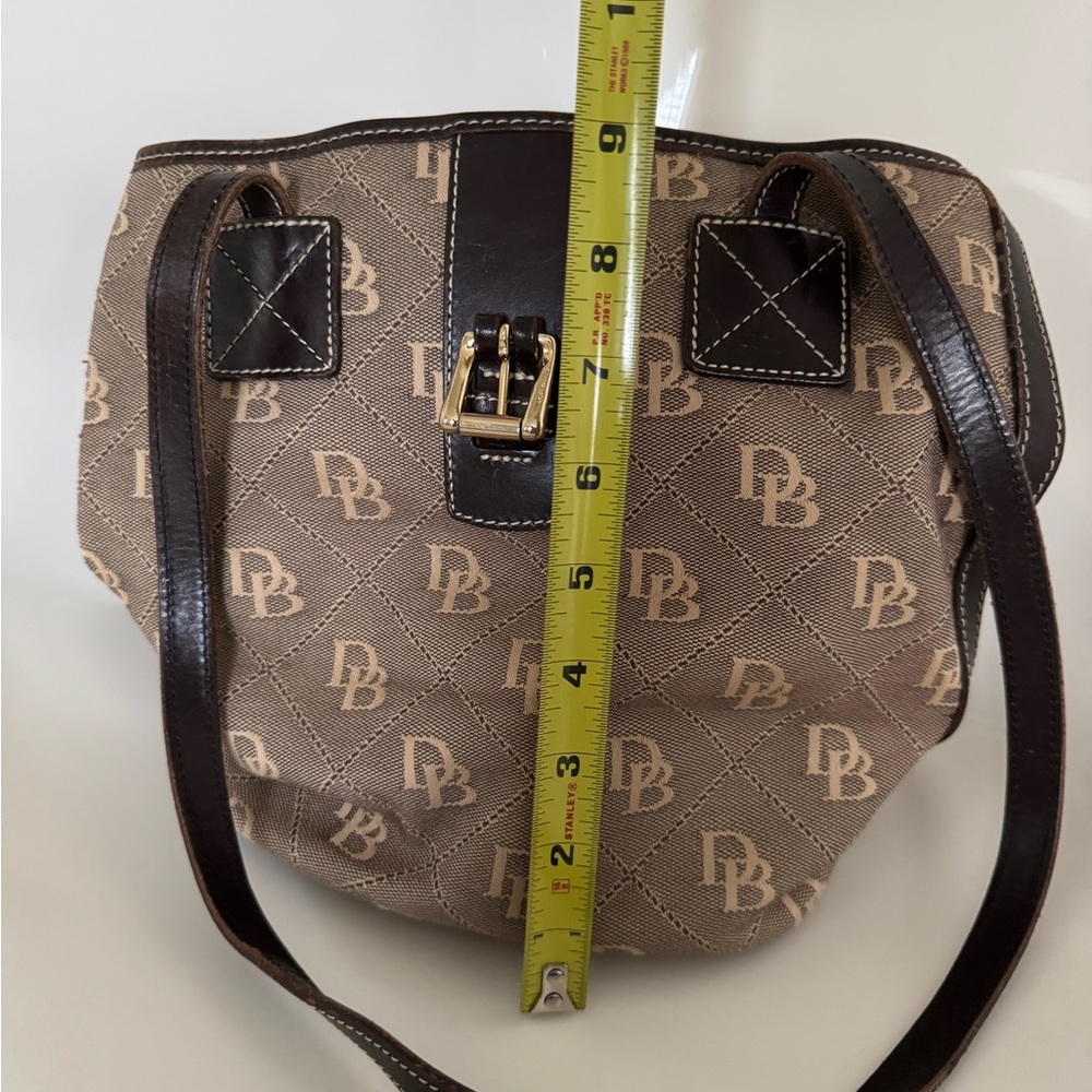 ✨Vintage Dooney & Bourke Brown Shoulder Bag with Structured Design✨ - Picture 15 of 16